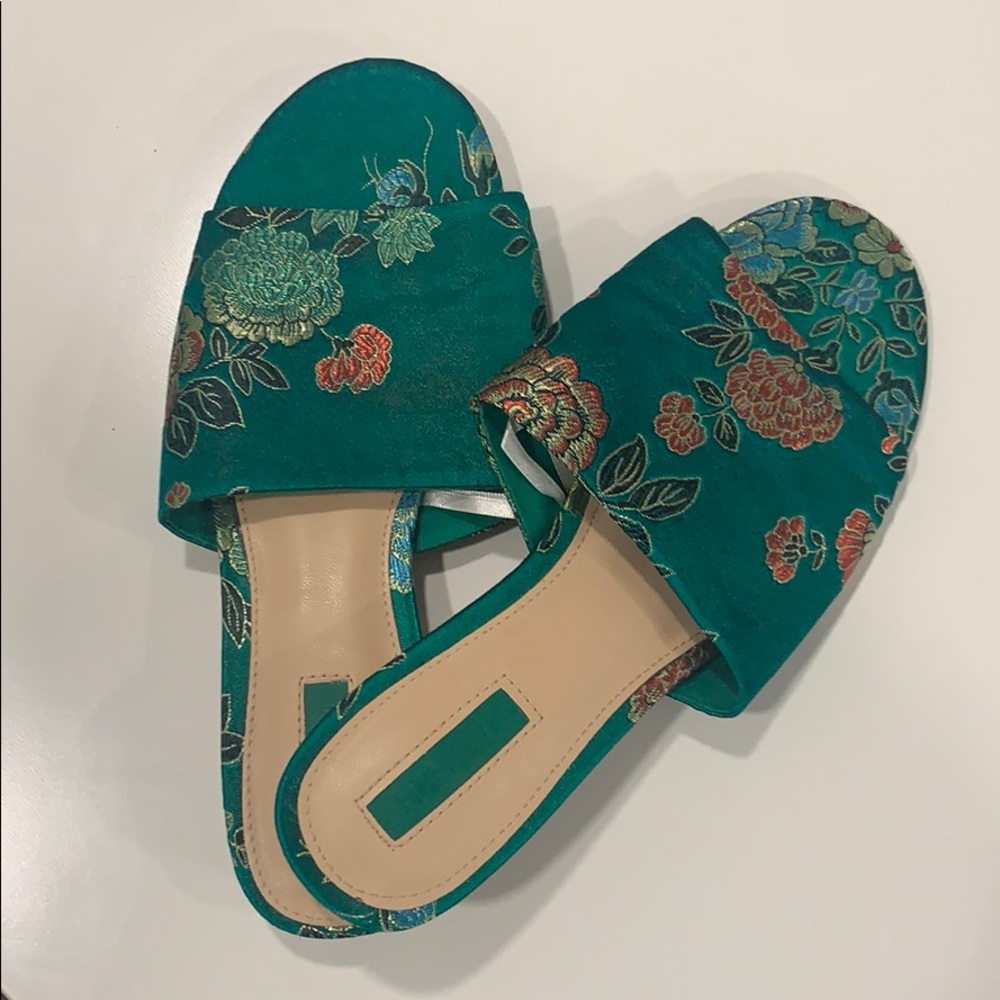 *MAKE AN OFFER* Forever 21 Flower Sandals